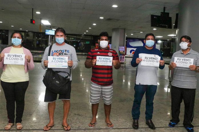 Mais oito pessoas recuperadas da covid-19 retornam a Manaus