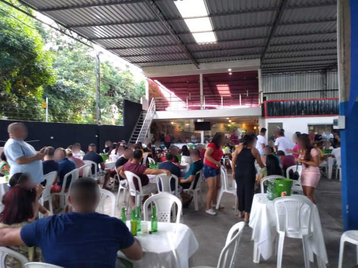 Fiscalização encerra festa clandestina com mais de 200 pessoas