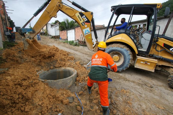 Via do bairro Cidade de Deus passa por obra de drenagem profunda