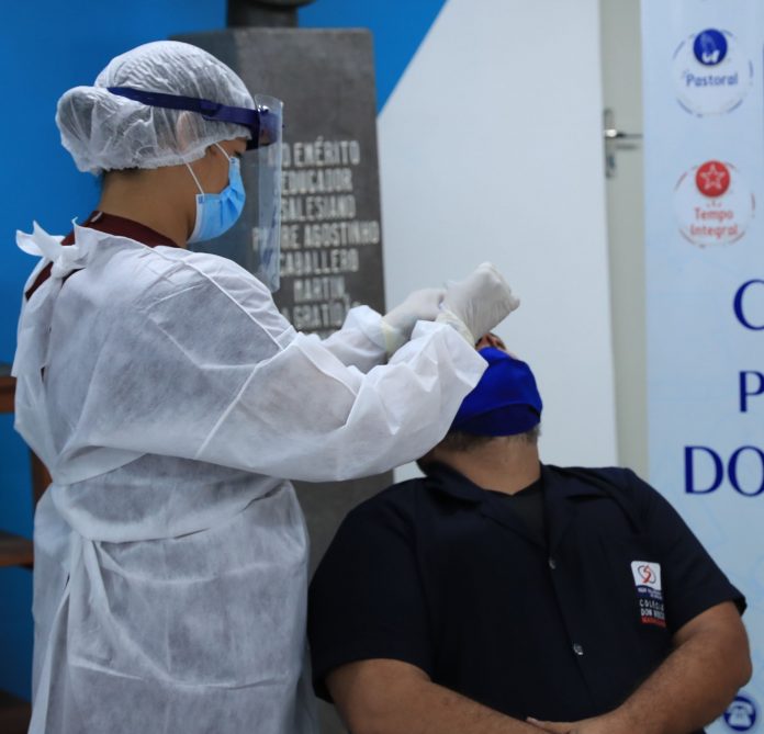 FVS-AM realiza testagem em professores e servidores da rede de ensino particular
