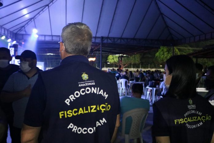Com mais de 300 pessoas nas ruas, bares no Centro são fechados no fim de semana