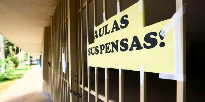 Câmara aprova texto-base de PL que torna escolas serviços essenciais