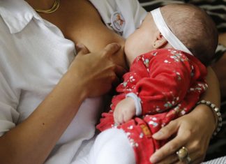 Estudo sugere benefícios em manter a amamentação durante a covid-19