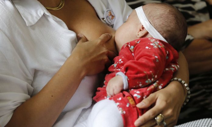 Estudo sugere benefícios em manter a amamentação durante a covid-19