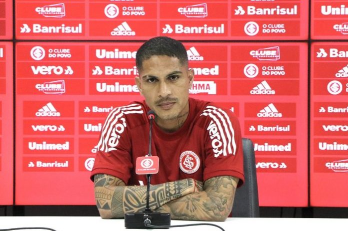 Após reunião, direção do Inter anuncia permanência de Paolo Guerrero