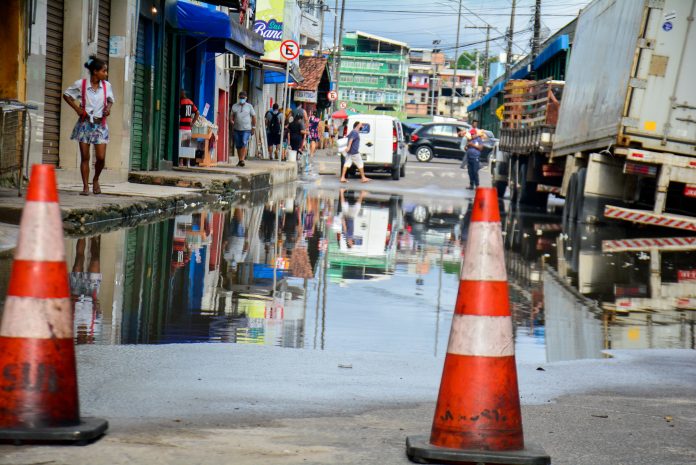 Cheia dos rios: Prefeitura de Manaus interdita trecho da rua dos Barés