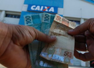 Trabalhadores nascidos em abril podem sacar auxílio emergencial