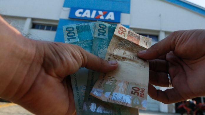 Trabalhadores nascidos em abril podem sacar auxílio emergencial