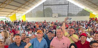 Diante de multidão em municípios do Baixo Amazonas, Senador Omar conversa com a população e presta contas de seu mandato