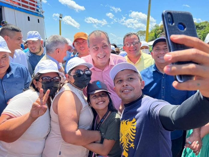 População agora pode enviar mensagens no 'zap' do Senador Omar