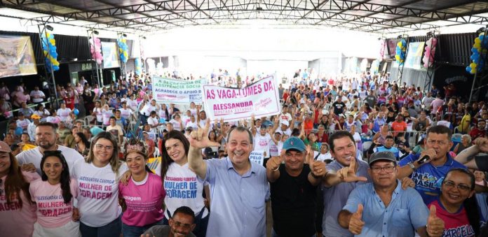 Senador Omar presta contas do mandato e é aplaudido por milhares de moradores de Novo Airão