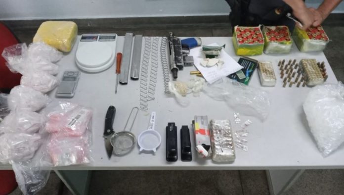 Polícia encontra drogas e munições na casa de homem morto em condomínio