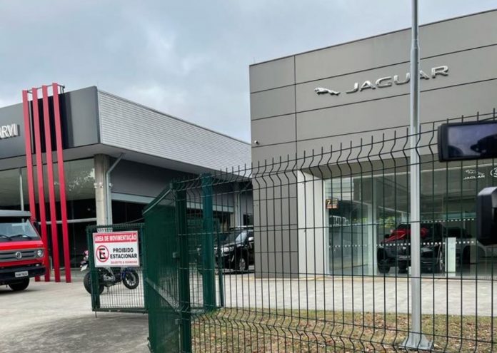 Polícia Federal cumpre mandados em condomínio e concessionária de Manaus