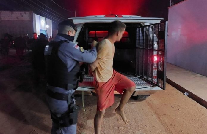 Homem tenta matar mulher e criança dentro de igreja no Amazonas