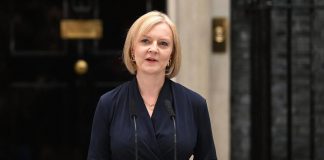 Primeira-ministra britânica renuncia ao cargo após 45 dias
