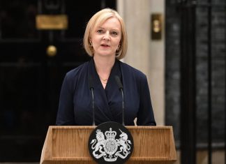Primeira-ministra britânica renuncia ao cargo após 45 dias