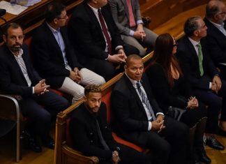 Neymar afirma em tribunal na Espanha que assinava os documentos que seu pai pedia