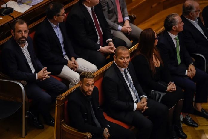 Neymar afirma em tribunal na Espanha que assinava os documentos que seu pai pedia
