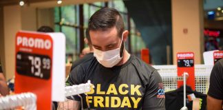 Blitz da Black Friday fiscaliza preços promocionais em shopping de Manaus