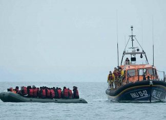 França permite que barco de imigrantes atraque e faz críticas à Itália