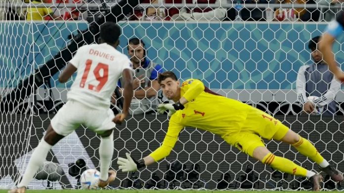 courtois-defende-cobranca-de-penalti-de-davies-no-jogo-entre-belgica-e-canada-1669231540561_v2_750x421 Bélgica tem dificuldades, mas vence Canadá por 1 a 0