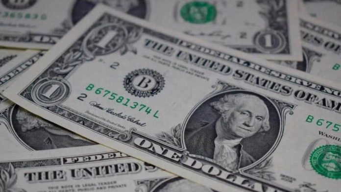 Dólar ultrapassa R$ 5,40 com indefinição sobre equipe econômica do governo