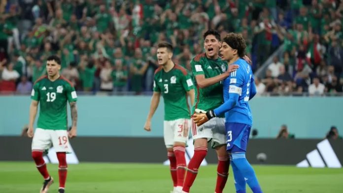 guillermo-ochoa-comemora-com-jogadores-do-mexico-o-penalti-defendido-de-lewandowski-1669138081004_v2_750x421 México e Polônia empatam em partida com defesa de Ochoa em pênalti