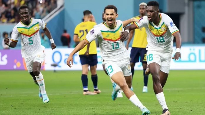 ismaila-sarr-bateu-penalti-com-frieza-e-abriu-o-placar-para-senegal-na-partida-contra-equador-na-copa-do-mundo-1669737266506_v2_750x421 Senegal bate Equador e vai às oitavas da Copa do Catar
