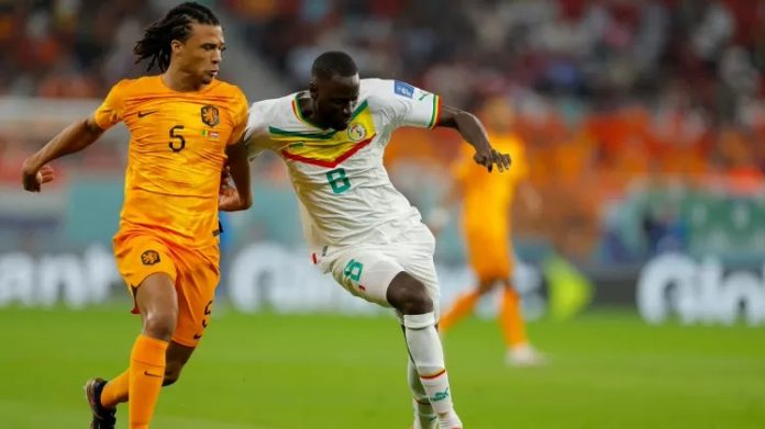 kouyate-de-senegal-disputa-bola-com-nathan-ake-da-holanda-em-partida-da-copa-do-mundo-1669052516258_v2_750x421 Holanda vence Senegal de 2 a 0 em estreia na Copa