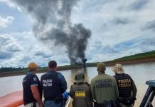 Balsa usada em garimpo legal é destruída pela PF no Amazonas