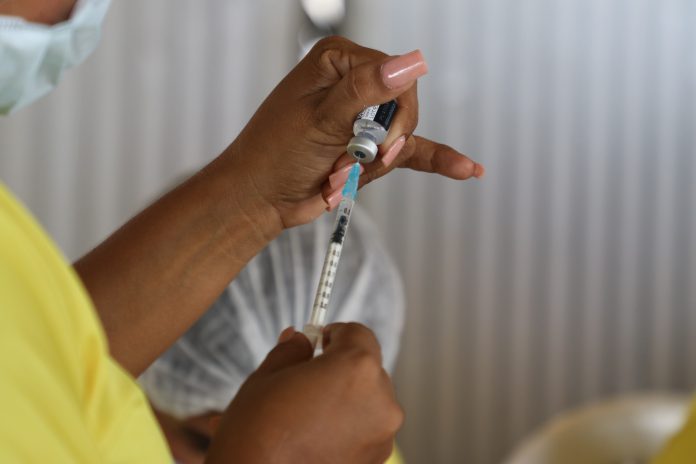 Covid-19: saúde do AM alerta para atraso da 3ª dose da vacina de 915 mil pessoas