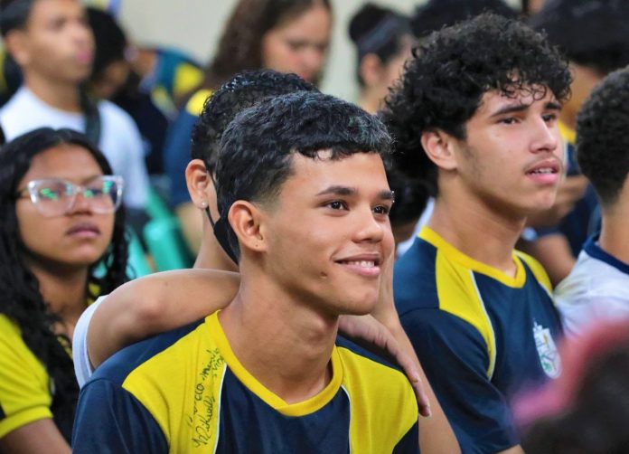 Natal nos Cetis: alunos do Liceu se apresentam para 6 mil estudantes do estado