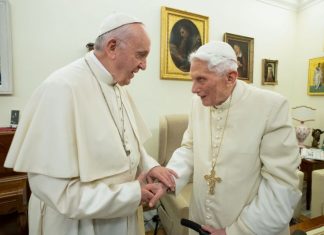 Papa Francisco pede orações a Bento XVI após piora de saúde do papa emérito