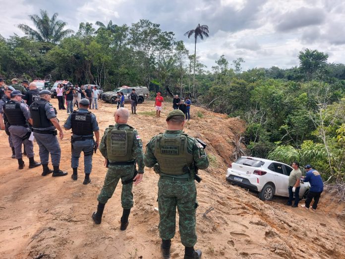 Quatro corpos são encontrados dentro de carro em ramal na AM-010