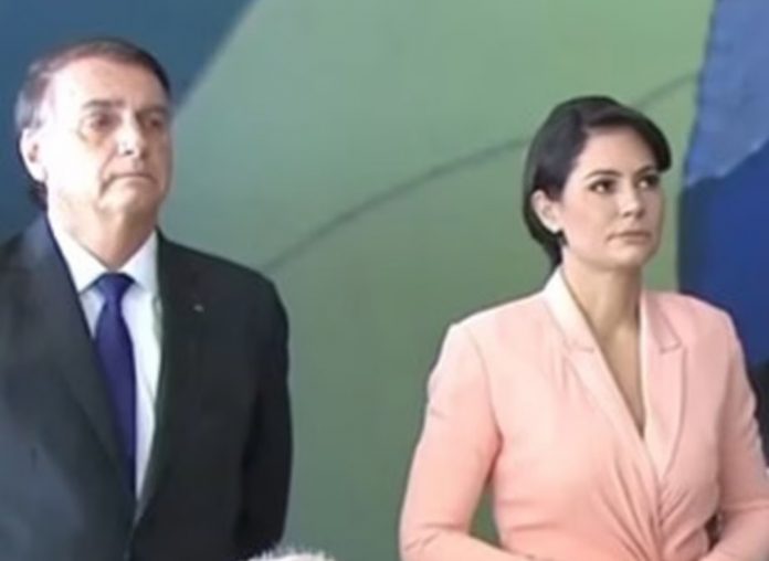 Em cerimônia militar em Brasília, Bolsonaro se emociona e chora
