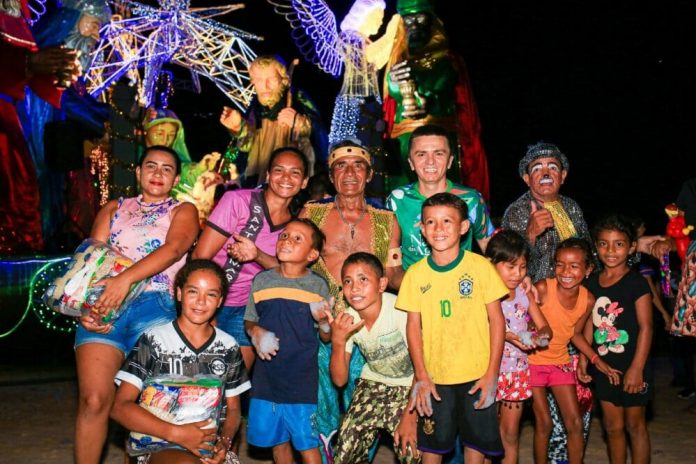 Presépio Flutuante entrega presentes em comunidade no rio Negro