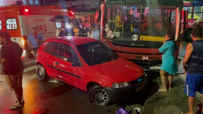 Acidente entre carro e ônibus deixa quatro pessoas feridas no Novo Aleixo