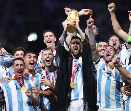 Com dois gols de Messi, Argentina supera a França e se torna tricampeã mundial