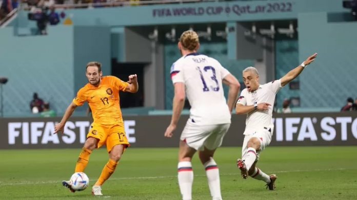 Holanda vence EUA e conquista primeira vaga nas quartas da Copa