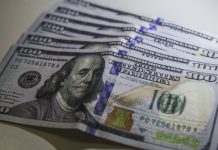 Dólar fecha dia em queda de 0,04%