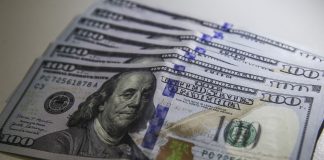 Dólar fecha dia em queda de 0,04%