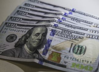 Dólar fecha dia em queda de 0,04%