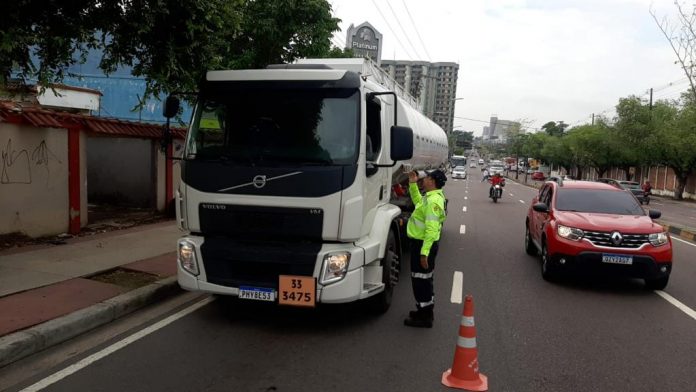 Operação ‘Carga Pesada’ fiscaliza veículos na zona Leste de Manaus