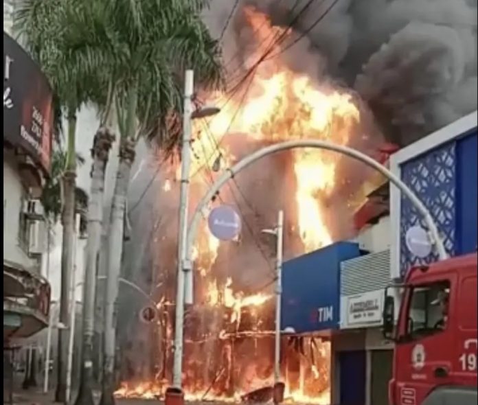 Prédio comercial pega fogo na Baixada Fluminense; veja vídeo
