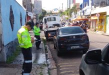 Veículos são removidos em fiscalização de estacionamento irregular no Centro
