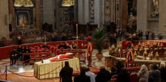 Papa Francisco elogia Bento XVI; Vaticano se prepara para funeral