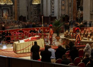 Papa Francisco elogia Bento XVI; Vaticano se prepara para funeral
