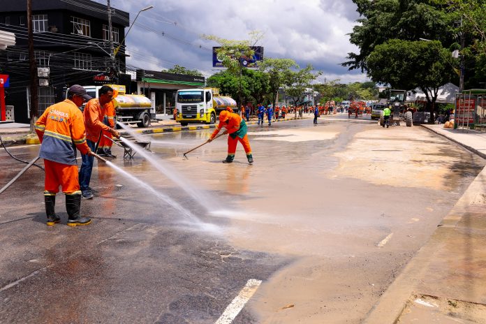 Avenida Djalma Batista é entregue recuperada após oito dias de obras