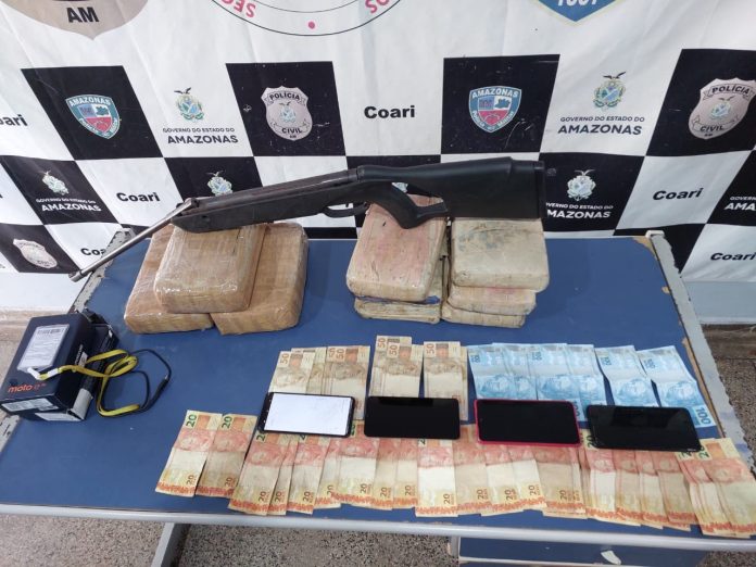 Trio é preso com drogas, arma e celular no interior do Amazonas