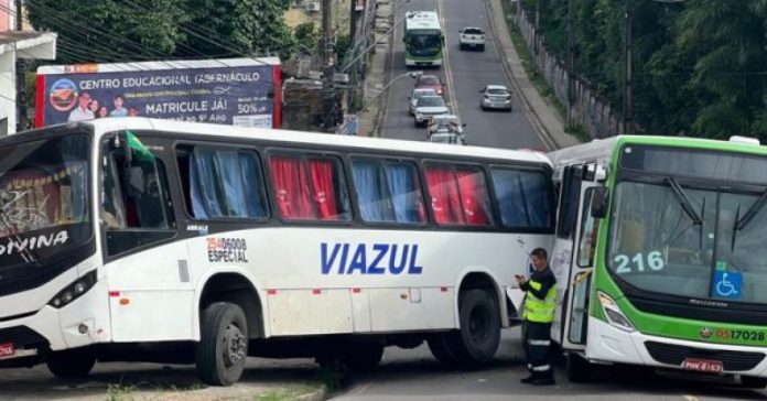Colisão de ônibus deixa duas pessoas feridas em Manaus